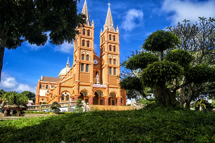 10 famous churches Vietnam, Phat Diem Cathedral, Notre-Dame Cathedral saigon, Saint-Nicolas Dalat Cathedral